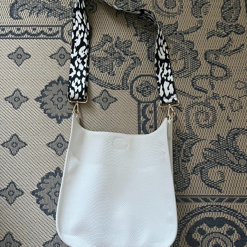 AH-DORNED WHITE CLASSIC EMBOSSED SNKAE FAUX LEATHER MESSANGER BAG + CHEETAH STRA